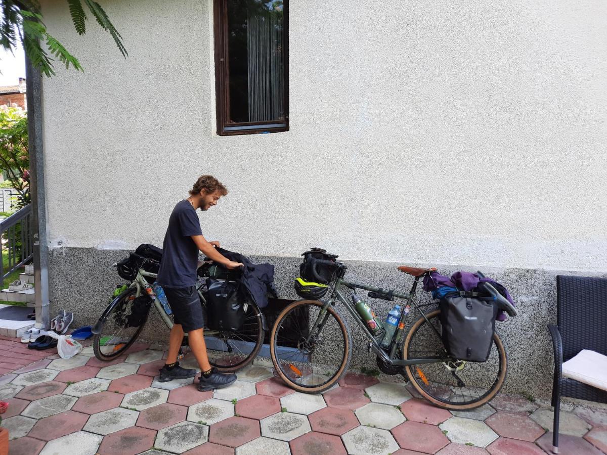 Bus Station Hostel Peje Luaran gambar