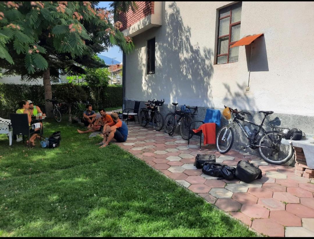 Bus Station Hostel Peje Luaran gambar