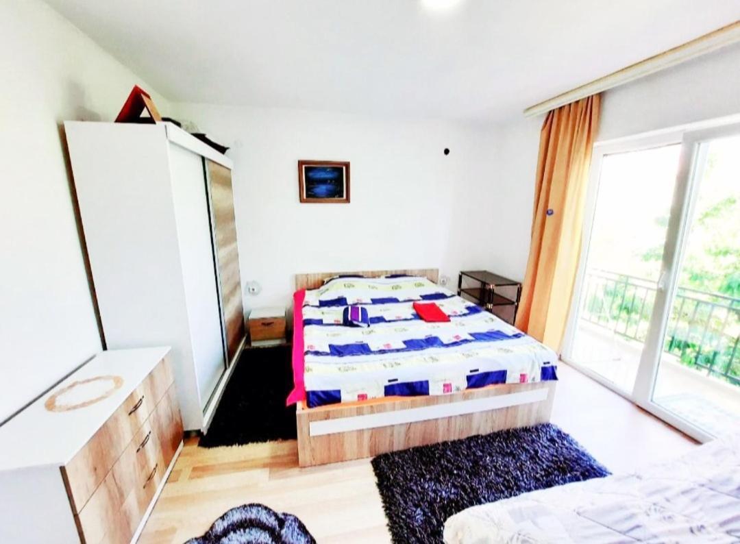 Bus Station Hostel Peje Luaran gambar